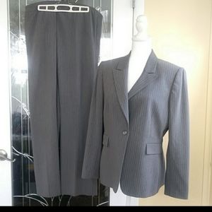 Tahari pantsuit womens gray with purple pinstripes 12P